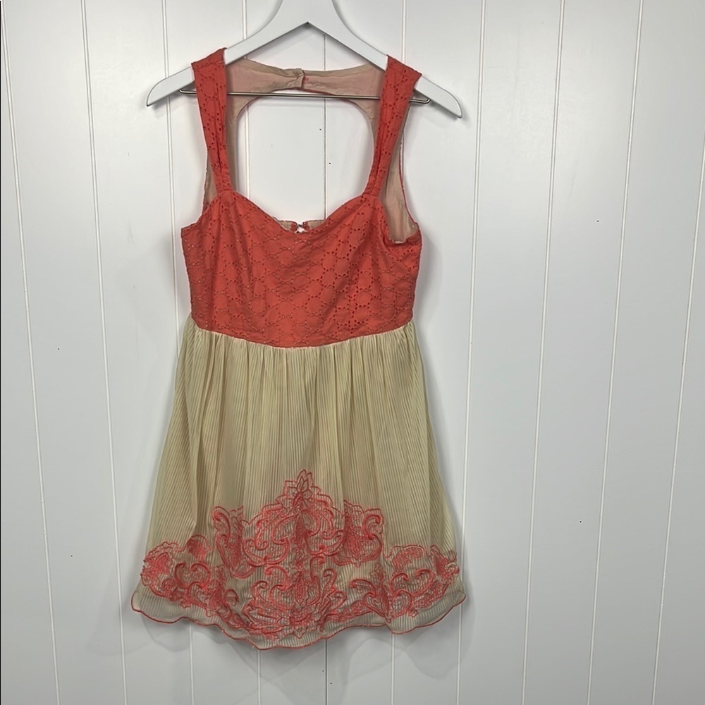 Flying Tomato Womens Top M Coral Cream Eyelet Lace Embroidery 100% Nylon Dainty